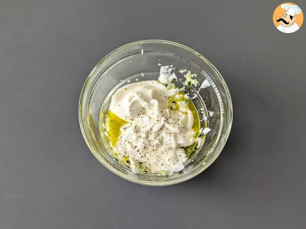 Griechischer Joghurt, Gurken- und Zwiebelsauce - Zubereitung Schritt 3