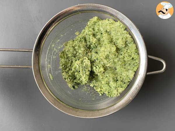 Air Fryer Zucchini Beignets mit Joghurt-Feta-Sauce - Zubereitung Schritt 1