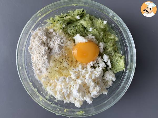 Air Fryer Zucchini Beignets mit Joghurt-Feta-Sauce - Zubereitung Schritt 2