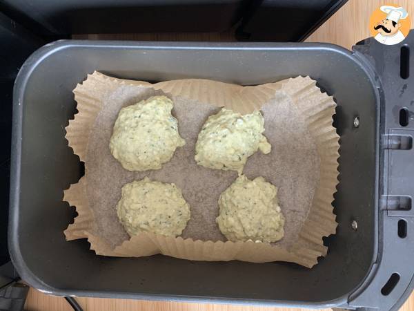 Air Fryer Zucchini Beignets mit Joghurt-Feta-Sauce - Zubereitung Schritt 4