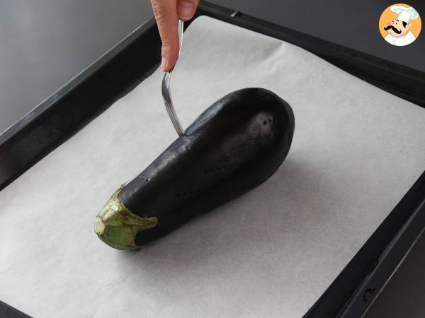 Wie kann man eine Aubergine im Ofen leicht braten und schälen? - Zubereitung Schritt 1