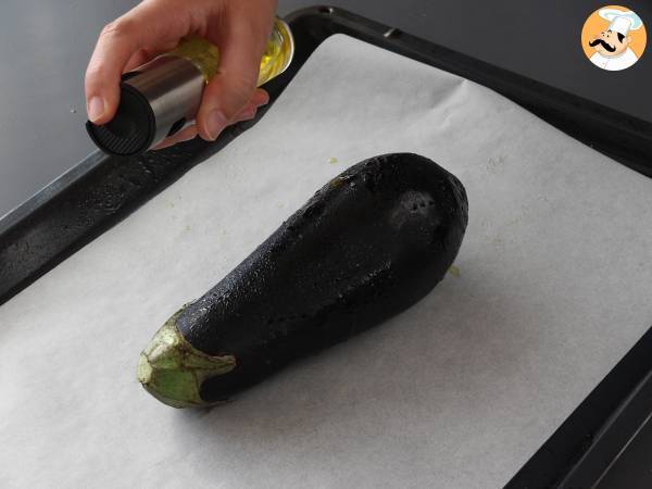 Wie kann man eine Aubergine im Ofen leicht braten und schälen? - Zubereitung Schritt 2