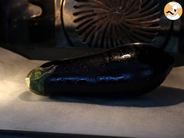Wie kann man eine Aubergine im Ofen leicht braten und schälen? - Zubereitung Schritt 3