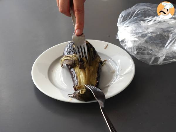 Wie kann man eine Aubergine im Ofen leicht braten und schälen? - Zubereitung Schritt 5
