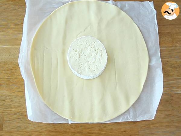 Camembert-Blätterteig mit Schinken und Zwiebeln - Zubereitung Schritt 1