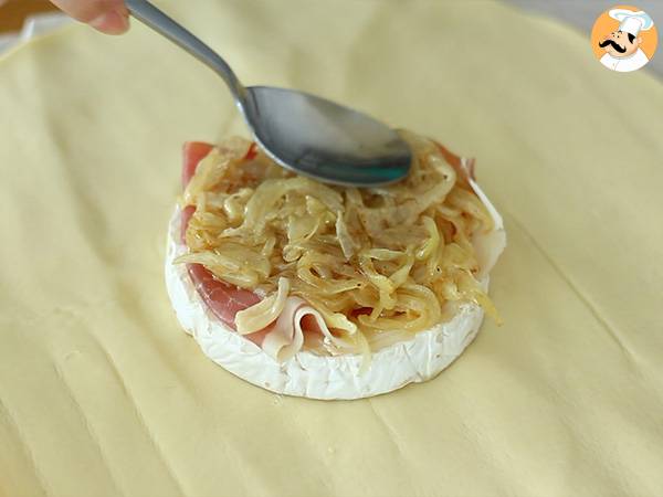 Camembert-Blätterteig mit Schinken und Zwiebeln - Zubereitung Schritt 2