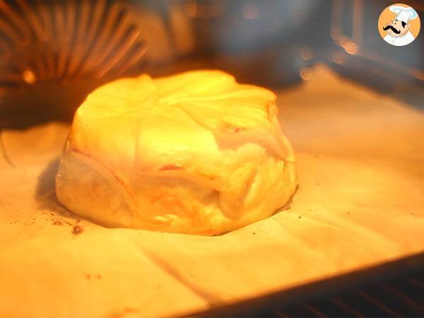 Camembert-Blätterteig mit Schinken und Zwiebeln - Zubereitung Schritt 4