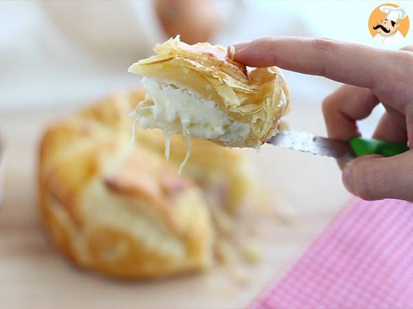 Camembert-Blätterteig mit Schinken und Zwiebeln - Zubereitung Schritt 5