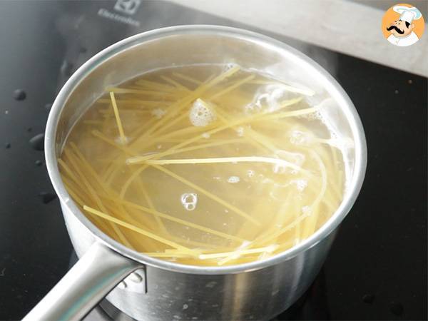 Spaghetti-Nudeln Carbonara aus Avocado - Zubereitung Schritt 1