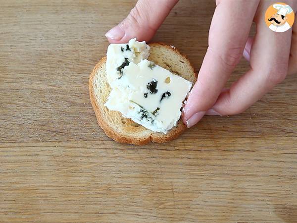 Toast mit Roquefort, Walnüssen und Honig - Zubereitung Schritt 1