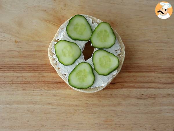 Bagel mit Lachs, Gurke und Frischkäse - Zubereitung Schritt 2