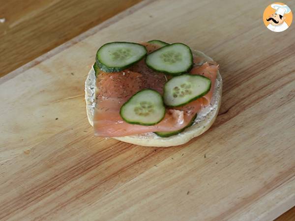 Bagel mit Lachs, Gurke und Frischkäse - Zubereitung Schritt 3