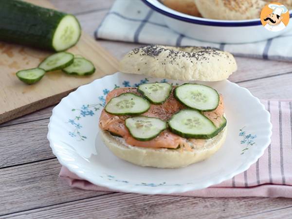Bagel mit Lachs, Gurke und Frischkäse - Zubereitung Schritt 4