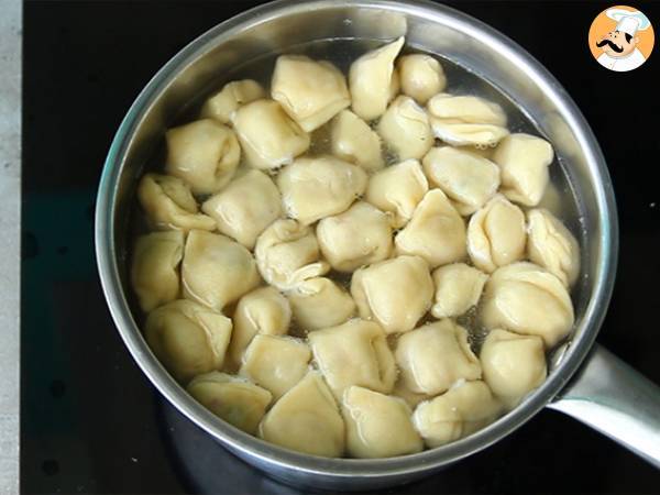 Tortellinis mit Parmesan, Schinken und Basilikum - Zubereitung Schritt 8