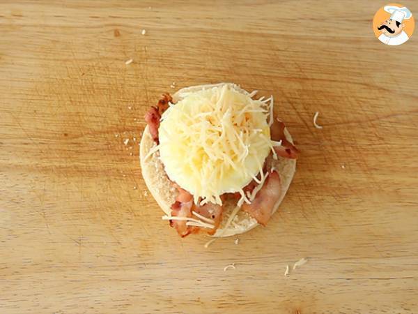 Englische Muffins mit Ei und Speck - Zubereitung Schritt 3