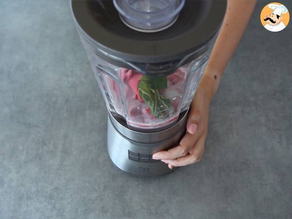 Veganer Milchshake mit Himbeeren und Minze - Zubereitung Schritt 2