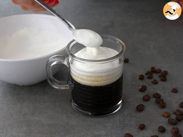 Irish Coffee (Kaffee mit Whisky und Schlagsahne) - Zubereitung Schritt 3