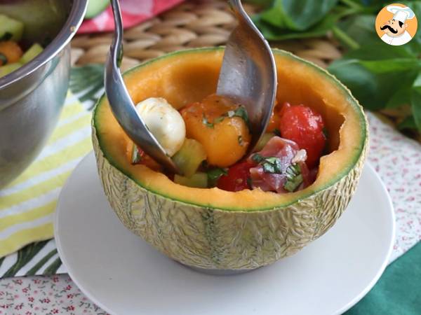 Melonensalat auf Melone - Zubereitung Schritt 4