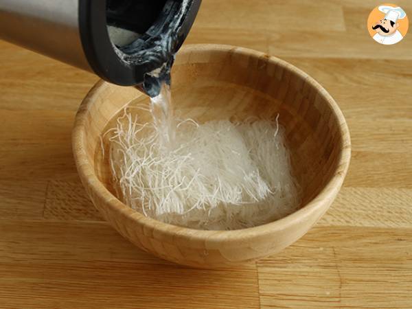 Salat aus Fadennudeln, Garnelen, Avocado, Ei und Koriander - Zubereitung Schritt 1