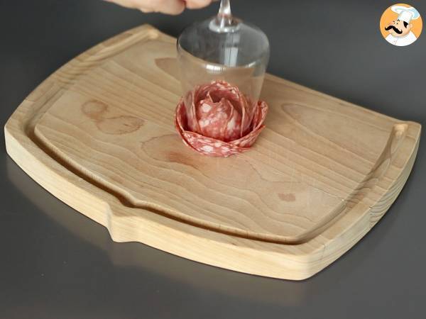 Wie macht man eine Aufschnittplatte? Falten in Rosenform! - Zubereitung Schritt 3