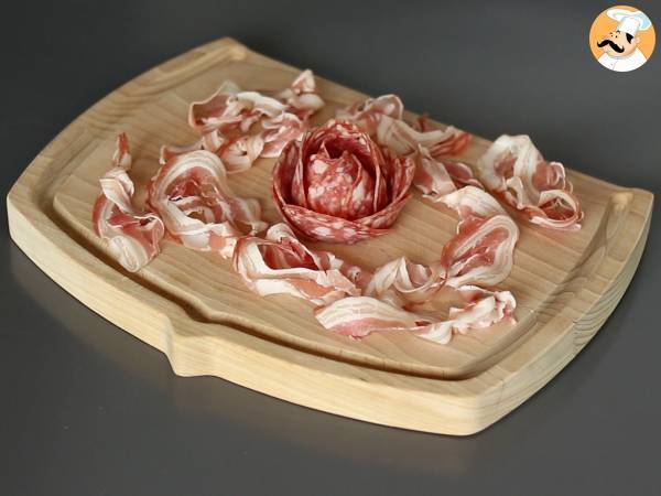 Wie macht man eine Aufschnittplatte? Falten in Rosenform! - Zubereitung Schritt 4