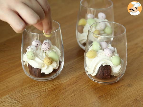 Ostergläser mit Brownie und Schlagsahne - Zubereitung Schritt 5