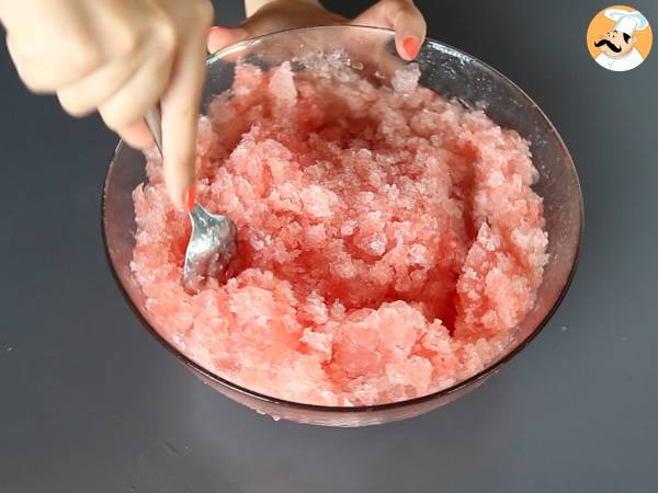 Wassermelonen-Frosé: Der super erfrischende Granita-Cocktail mit Rosé! - Zubereitung Schritt 4