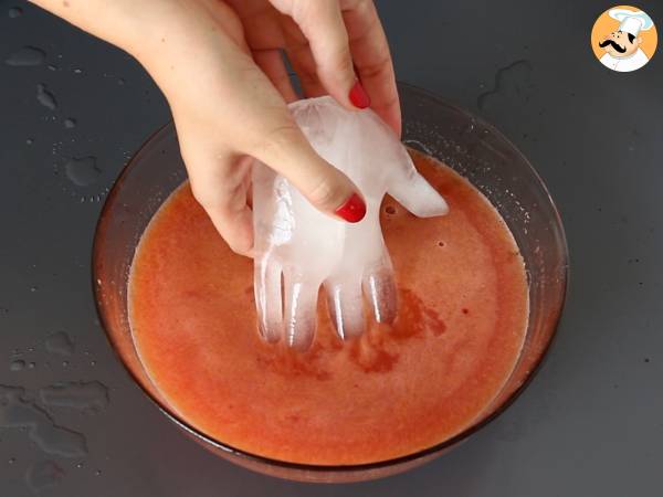 Halloween-Cocktail mit handgeformtem Eiswürfel - einfaches Tutorial! - Zubereitung Schritt 4