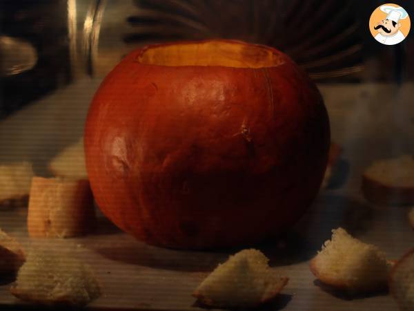 Herbstliches Fondue mit Reblochon in einem Kürbis! - Zubereitung Schritt 6