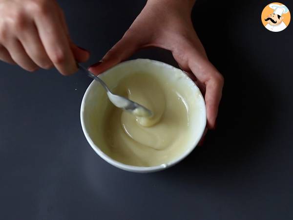 Kokosnussgläser nach Raffaello-Art ohne Backen - ein märchenhaftes Dessert in einer Schneekugel - Zubereitung Schritt 1