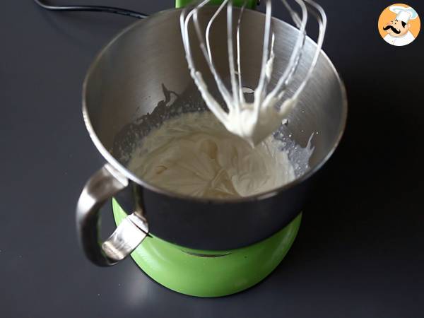 Kokosnussgläser nach Raffaello-Art ohne Backen - ein märchenhaftes Dessert in einer Schneekugel - Zubereitung Schritt 3