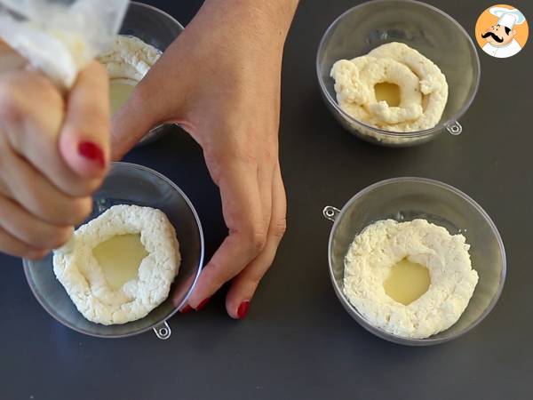 Kokosnussgläser nach Raffaello-Art ohne Backen - ein märchenhaftes Dessert in einer Schneekugel - Zubereitung Schritt 5
