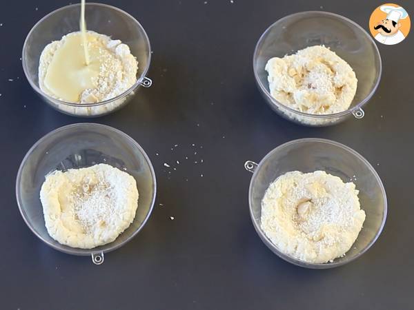 Kokosnussgläser nach Raffaello-Art ohne Backen - ein märchenhaftes Dessert in einer Schneekugel - Zubereitung Schritt 6