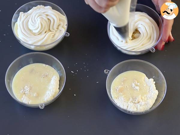 Kokosnussgläser nach Raffaello-Art ohne Backen - ein märchenhaftes Dessert in einer Schneekugel - Zubereitung Schritt 7