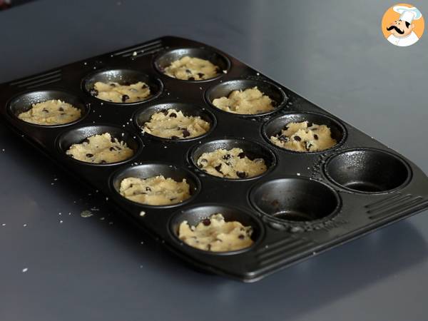 Cookies Cups mit Schokoladenganache nach Art eines kleinen Karottentopfes garniert - Zubereitung Schritt 3