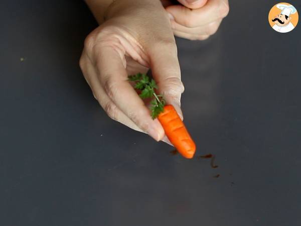 Cookies Cups mit Schokoladenganache nach Art eines kleinen Karottentopfes garniert - Zubereitung Schritt 5