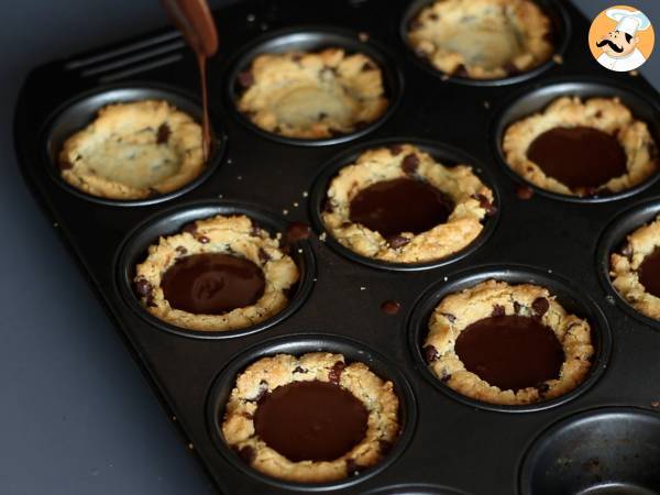 Cookies Cups mit Schokoladenganache nach Art eines kleinen Karottentopfes garniert - Zubereitung Schritt 7