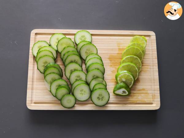 Wasser mit Gurken-, Limetten-, Minze- und Ingwer-Geschmack - Zubereitung Schritt 1