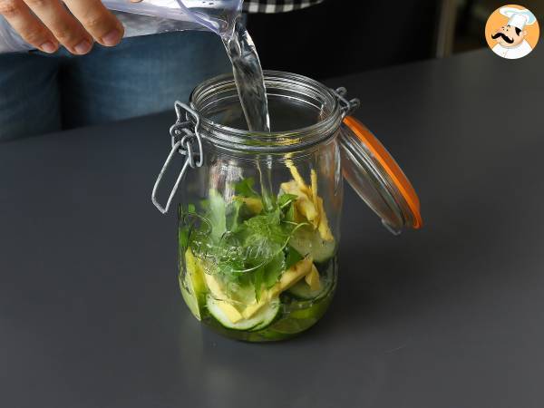 Wasser mit Gurken-, Limetten-, Minze- und Ingwer-Geschmack - Zubereitung Schritt 3