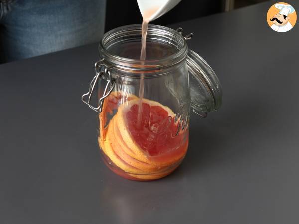Wasser mit Grapefruit- und Rosmaringeschmack: das Detox-Getränk ohne Zuckerzusatz - Zubereitung Schritt 2