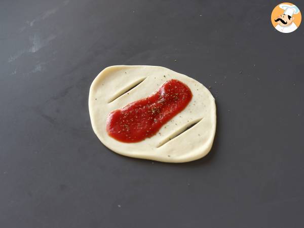 Pizzabrötchen, gefüllt mit Tomatensoße, Schinken und Mozzarella - Zubereitung Schritt 3