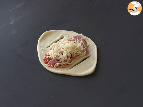 Pizzabrötchen, gefüllt mit Tomatensoße, Schinken und Mozzarella - Zubereitung Schritt 4