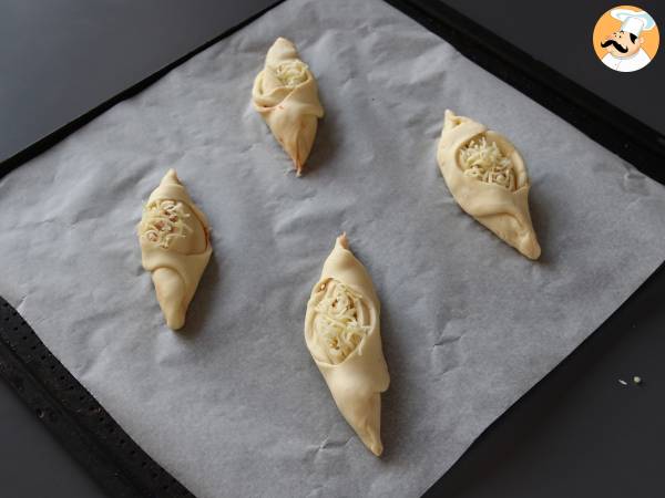 Pizzabrötchen, gefüllt mit Tomatensoße, Schinken und Mozzarella - Zubereitung Schritt 6