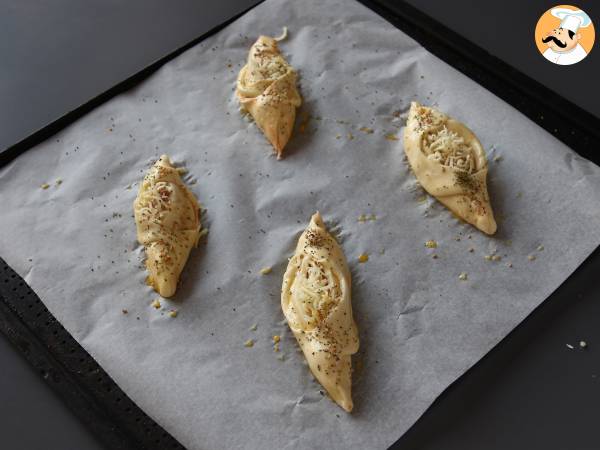 Pizzabrötchen, gefüllt mit Tomatensoße, Schinken und Mozzarella - Zubereitung Schritt 7