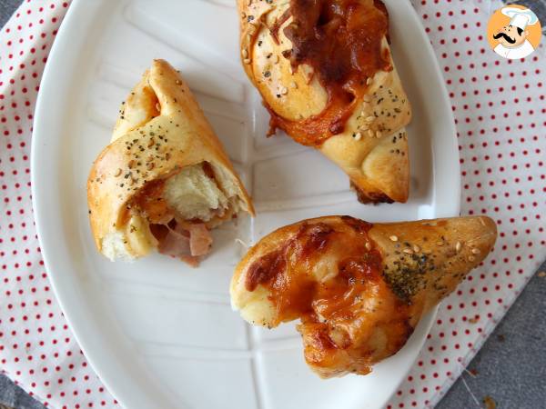 Pizzabrötchen, gefüllt mit Tomatensoße, Schinken und Mozzarella - Zubereitung Schritt 8