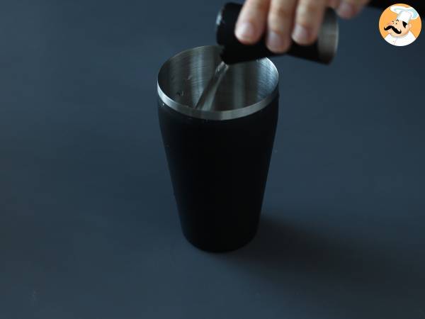 Espresso Martini, der perfekte Cocktail für Kaffeeliebhaber - Zubereitung Schritt 2