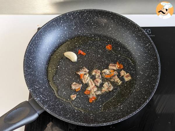 Spaghetti alla puttanesca, ein schneller und schmackhafter erster Gang - Zubereitung Schritt 1