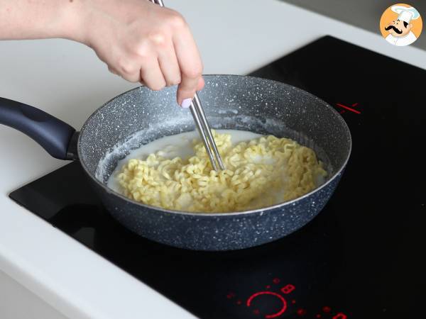 Wie kocht man Buldak-Nudeln mit Carbonara-Geschmack? Das beste Rezept! - Zubereitung Schritt 4