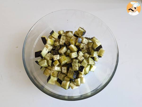 Auberginen in der Heißluftfritteuse: die leichte Beilage im Handumdrehen zubereitet - Zubereitung Schritt 2