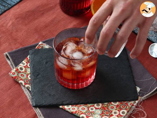Negroni: das Rezept mit den richtigen Dosen für die Zubereitung zu Hause - Zubereitung Schritt 2